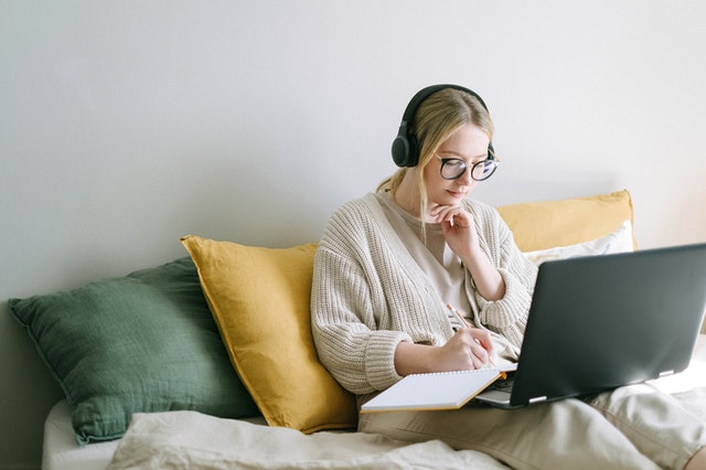 How to Find and Apply For Scholarships Step by Step